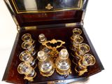 une boîte contenant un ensemble de verres