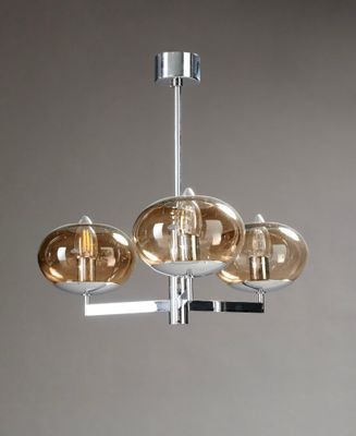une image représentant un lustre à trois lumières suspendu au plafond