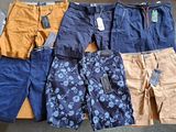 plusieurs paires de shorts pour homme posées sur une table