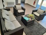 une photo d'un salon avec des canapés et une table basse