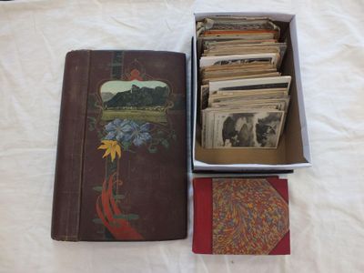 une boîte remplie de livres posée sur un lit
