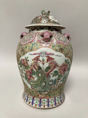 CHINE - XXe siècle Potiche balustre et couverte en porcelain…