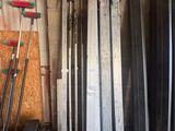 plusieurs morceaux de métal sont empilés dans un garage
