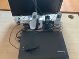 un ordinateur portable avec un clavier et une souris posé sur un bureau