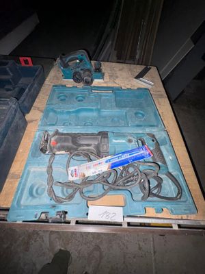une photo d'une boîte à outils sur laquelle se trouvent une perceuse et d'autres outils