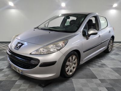 la petite voiture argentée est garée dans la pièce au sol en damier