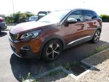 une voiture rouge garée dans un parking