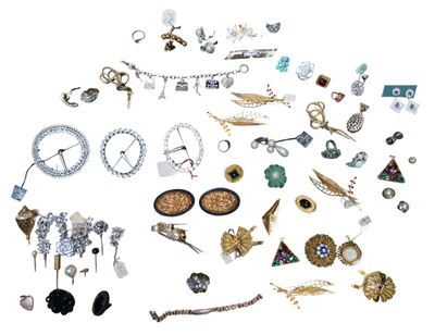 de nombreux types de bijoux exposés sur un fond blanc