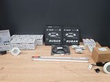 de nombreux objets posés sur une table en bois