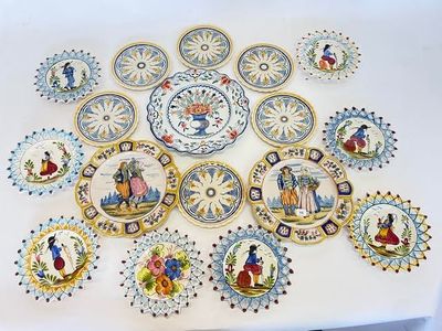 un grand nombre d'assiettes sur une table