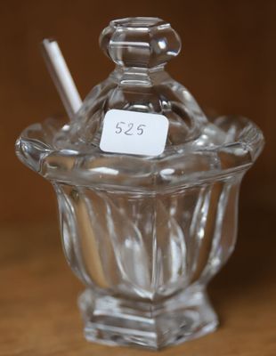 un petit bocal en verre avec une cuillère et un autocollant dessus