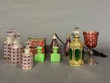 beaucoup d'objets en verre de différentes couleurs sur la table