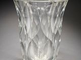 un vase en verre posé sur une table