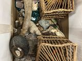 une boîte remplie de cailloux et de coquillages