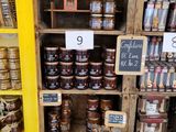 de nombreux bocaux de conserve sur les rayons du magasin