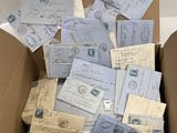 une boîte en carton remplie de vieilles lettres et de timbres