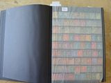 un livre ouvert avec des timbres, posé sur une table