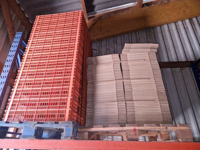 de nombreuses piles de cartons sur une palette dans un entrepôt