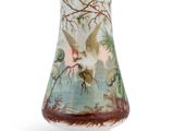 un vase en verre orné d'un motif représentant un oiseau