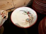 un grand nombre d'assiettes posées sur une table