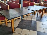 une table et des chaises dans un restaurant au sol carrelé