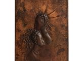 une sculpture en bronze représentant une femme coiffée d'une couronne