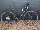 un vélo posé contre un mur, par terre