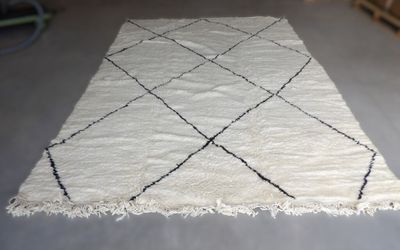 Grand tapis berbère en laine noué main type Beni Ourain, fon…