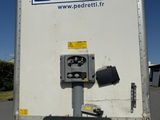 un fourgon blanc garé sur le parking