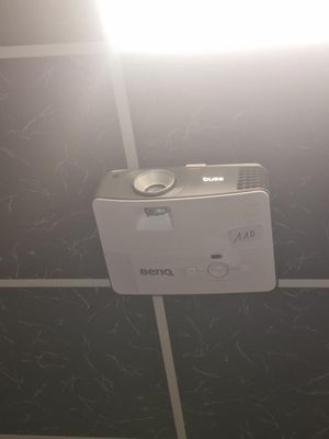 une photo d'une salle de bains avec un plafonnier