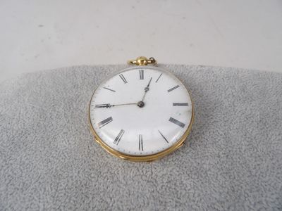 une horloge blanche dont le cadran est orné de chiffres romains
