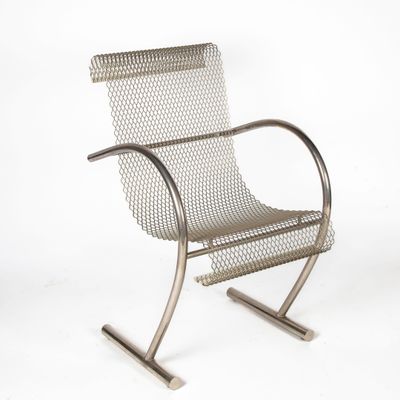 une image représentant une chaise en métal sur fond blanc