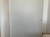 une photo d'une pièce avec un placard à l'intérieur