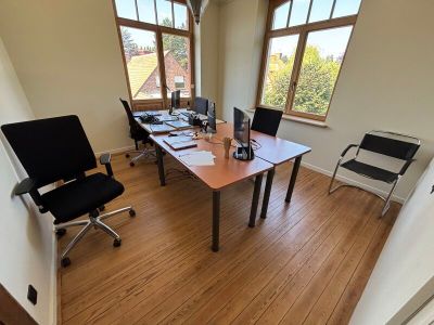 une photo d'un bureau à domicile avec un bureau et des chaises