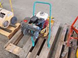 trois types différents de machines posées sur des palettes au sol