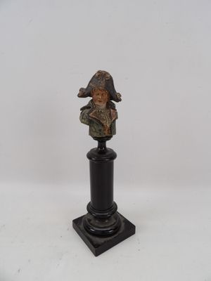 statue d'une femme tenant un oiseau, posée sur un socle noir