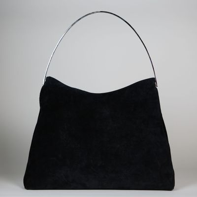 un sac à main noir muni d'une poignée métallique sur fond blanc