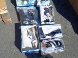 de nombreuses paires de chaussures posées par terre