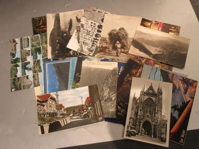 un lot de vieilles cartes postales posées sur une table