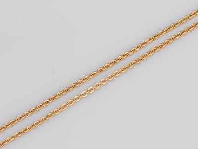 un collier en or 18 carats avec un pendentif en forme de cœur