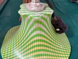 une table verte sur laquelle se trouve une lampe verte et blanche