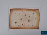 la photo d'une photo représentant un morceau de pain posé sur une table