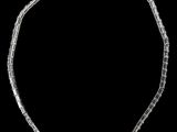 un gros plan d'un collier en argent sur fond noir