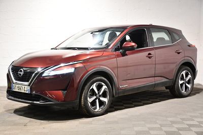 Le SUV Nissan rouge est garé dans un garage.