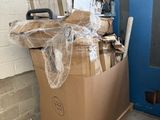 un grand carton posé devant une porte bleue