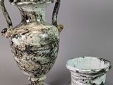 deux vases posés l'un à côté de l'autre sur une table