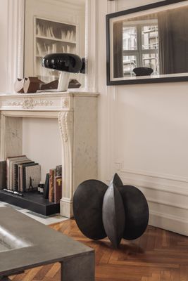 un salon avec une cheminée et une télévision accrochée au mur