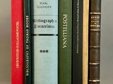 plusieurs livres sont alignés sur une étagère