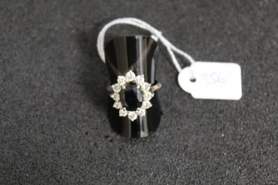 une bague sertie d'une pierre noire, avec une étiquette indiquant le prix