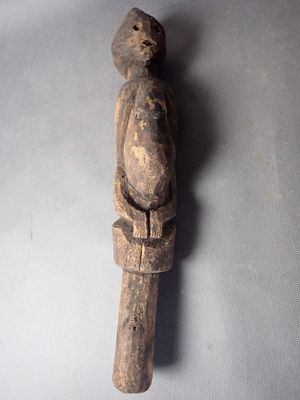 Poupée, fertilité en bois, H 34 cm (accidents)